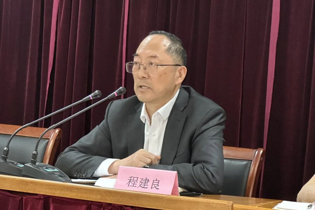Reáchtáil Changshu Polyester cruinniú do chaidéil mheánleibhéil, do phearsanra innealtóireachta agus do phearsanra margaíochta, agus do phearsanra margaíochta