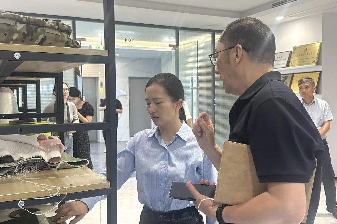 Thug Zhou Xiao, ball de bhuanchoiste Choiste an Pháirtí Bardasach, Aire na Roinne Propaganda, agus Aire na Roinne Oibre Tosaigh Aontaithe, cuairt ar Changshu Polyester chun taighde a dhéanamh