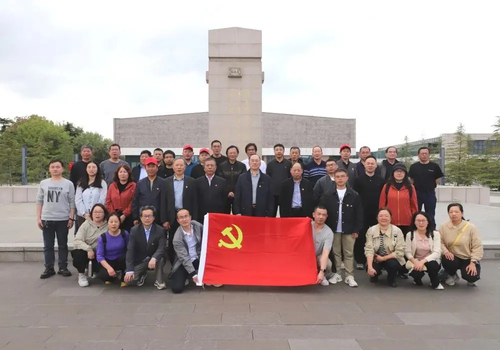 Changshu Polyester Co., Ltd Eagraíonn Brainse Páirtí cuairt ar Halla Cuimhneacháin Ceathrú Arm Nua Yancheng